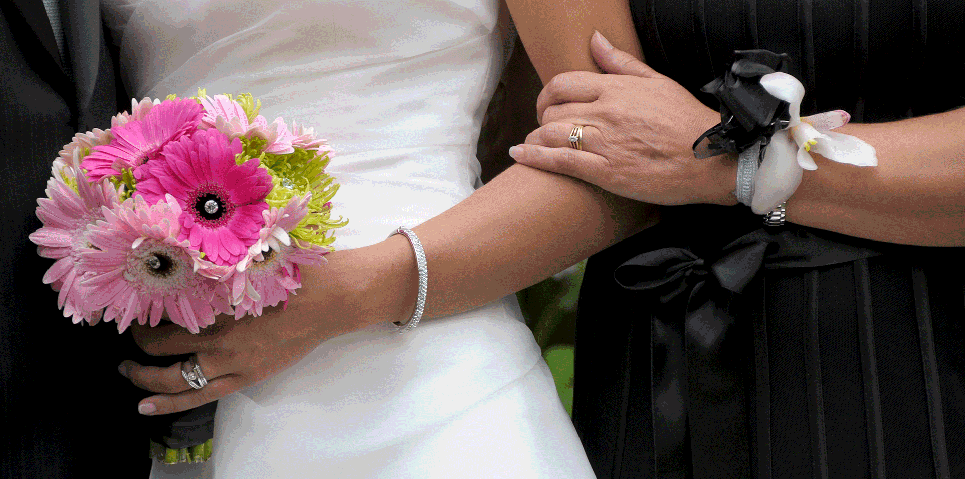 Wedding-Flowers-Hand-Dress-Bonnie